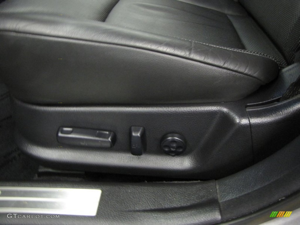 2009 Genesis 3.8 Sedan - Platinum Metallic / Black photo #18