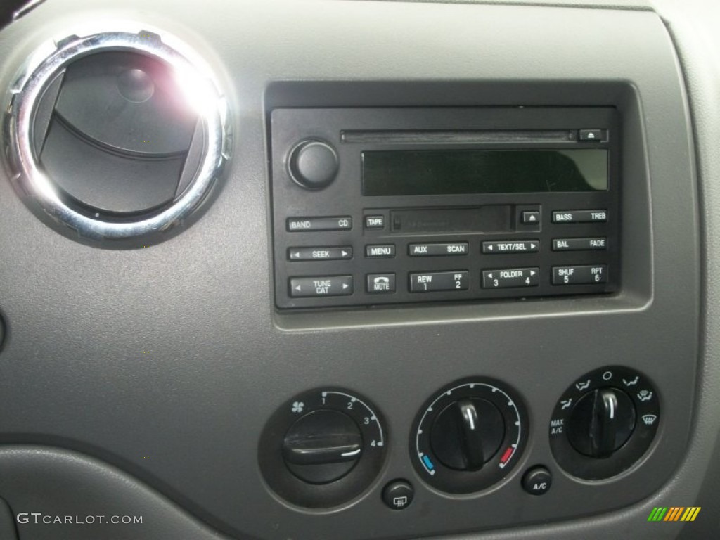 2006 Ford Expedition XLS Controls Photo #63417683