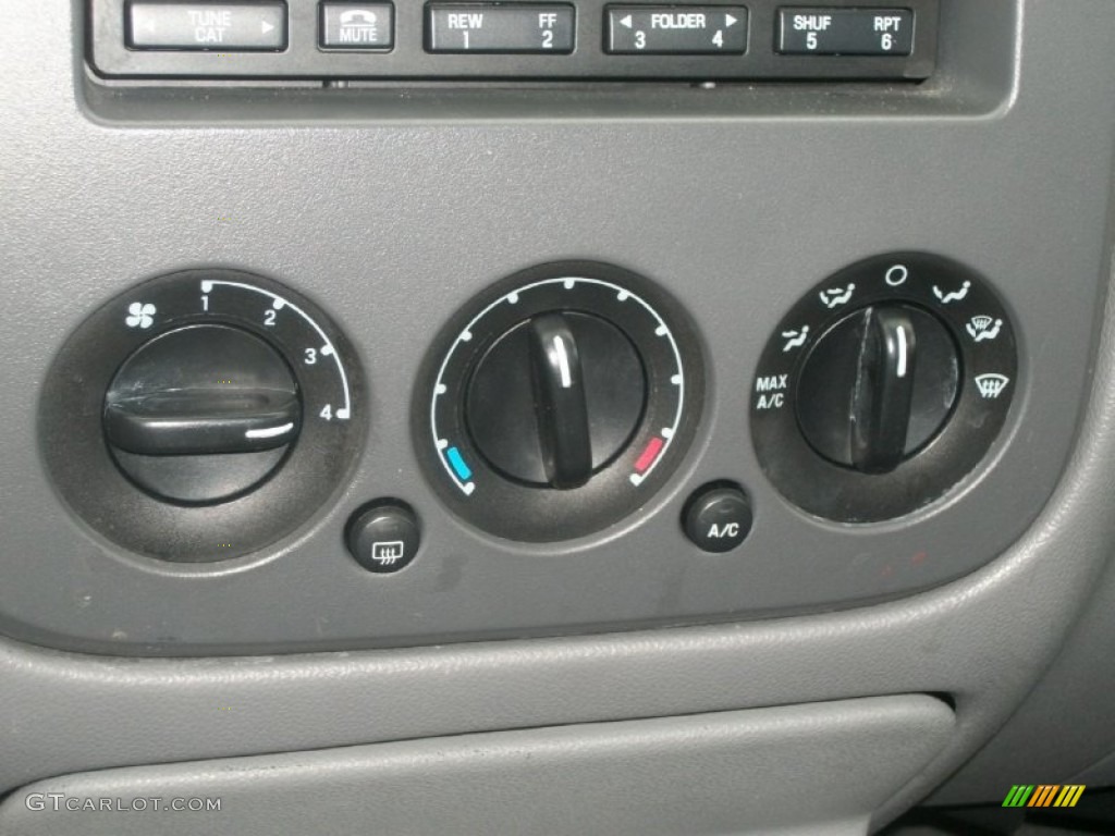 2006 Ford Expedition XLS Controls Photo #63417703