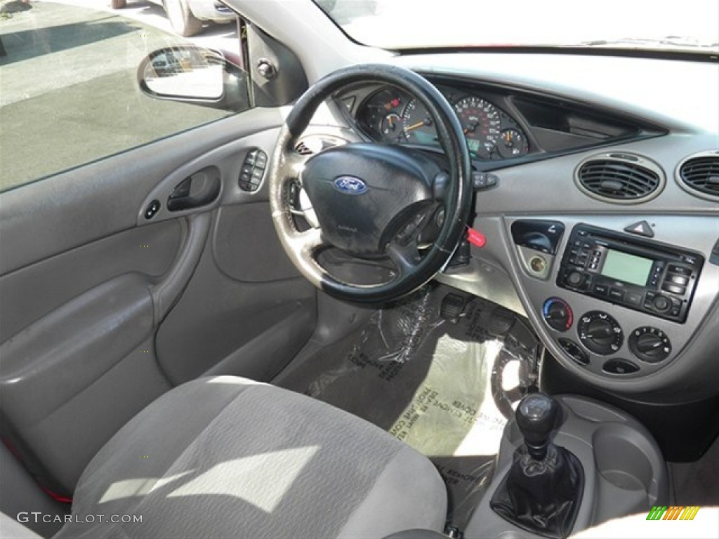 2001 Focus SE Sedan - Infra Red Clearcoat / Medium Graphite Grey photo #17