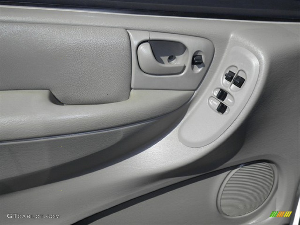 2001 Voyager  - Stone White / Sandstone photo #21