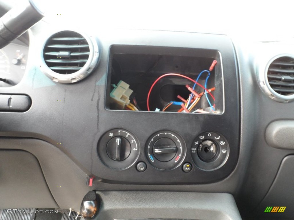 2003 Expedition XLT - Silver Birch Metallic / Flint Grey photo #32