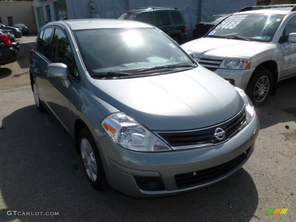 2010 Versa 1.8 S Hatchback - Magnetic Gray Metallic / Charcoal photo #1