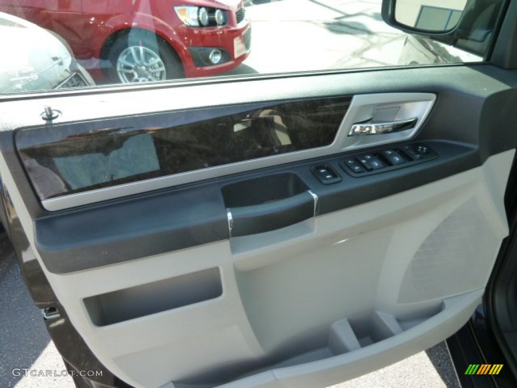 2010 Grand Caravan SXT - Brilliant Black Crystal Pearl / Dark Slate Gray/Light Shale photo #14