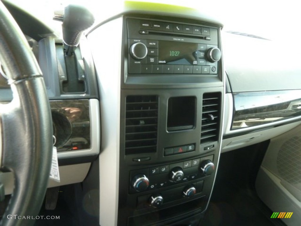 2010 Grand Caravan SXT - Brilliant Black Crystal Pearl / Dark Slate Gray/Light Shale photo #18