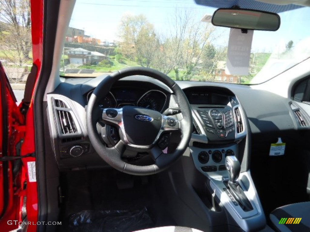 2012 Focus SE Sport Sedan - Race Red / Two-Tone Sport photo #10