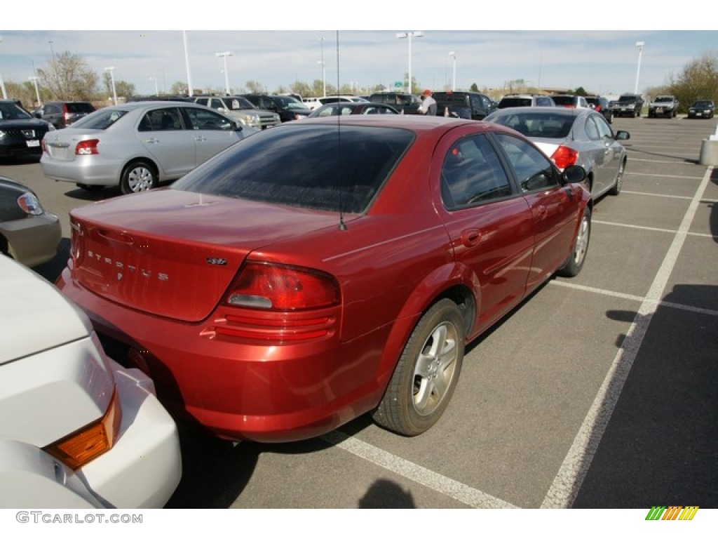 2002 Stratus SE Sedan - Inferno Red Pearl / Dark Slate Gray photo #2