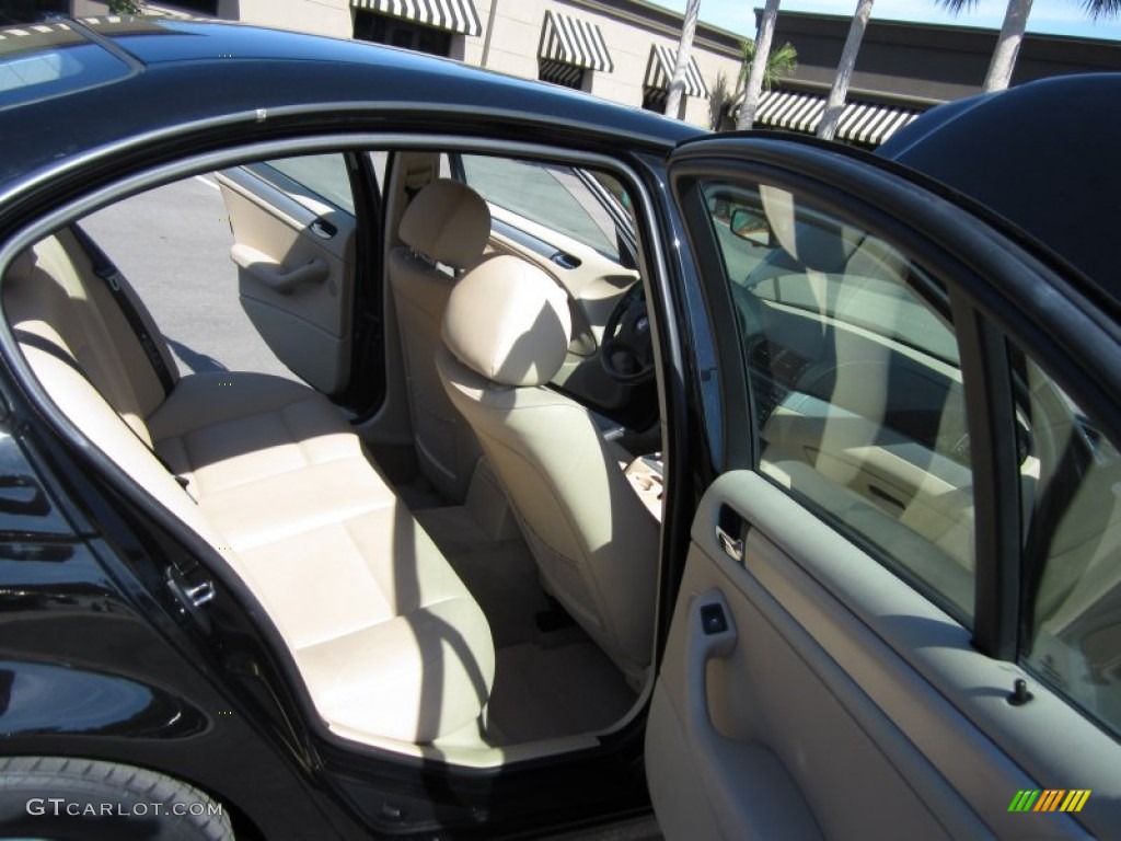 2002 3 Series 325i Sedan - Jet Black / Sand photo #22