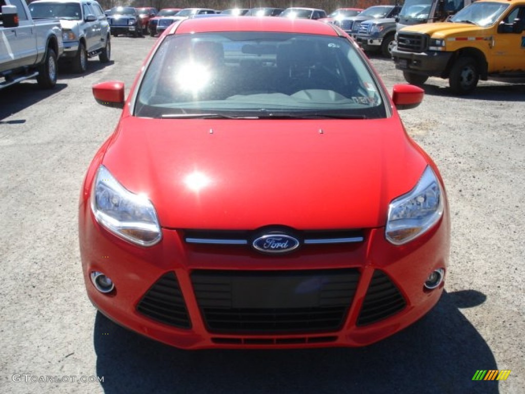 2012 Focus SE Sedan - Race Red / Charcoal Black photo #3