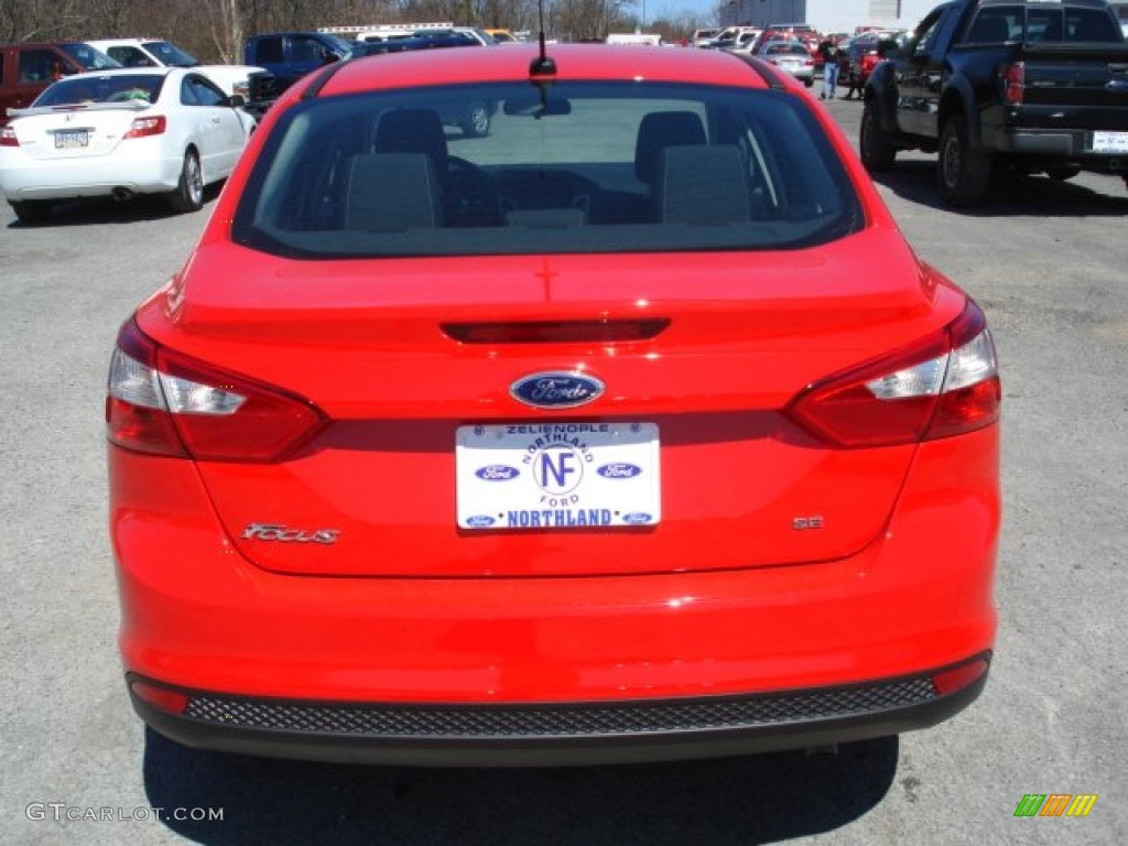 2012 Focus SE Sedan - Race Red / Charcoal Black photo #7