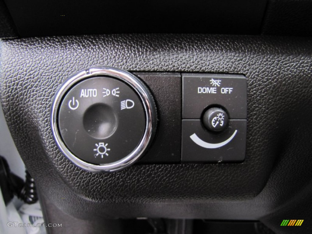 2009 Traverse LT AWD - Summit White / Ebony photo #16