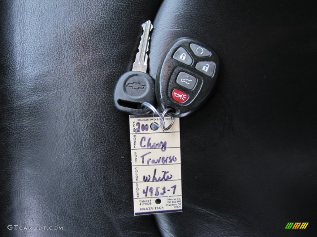 2009 Traverse LT AWD - Summit White / Ebony photo #40