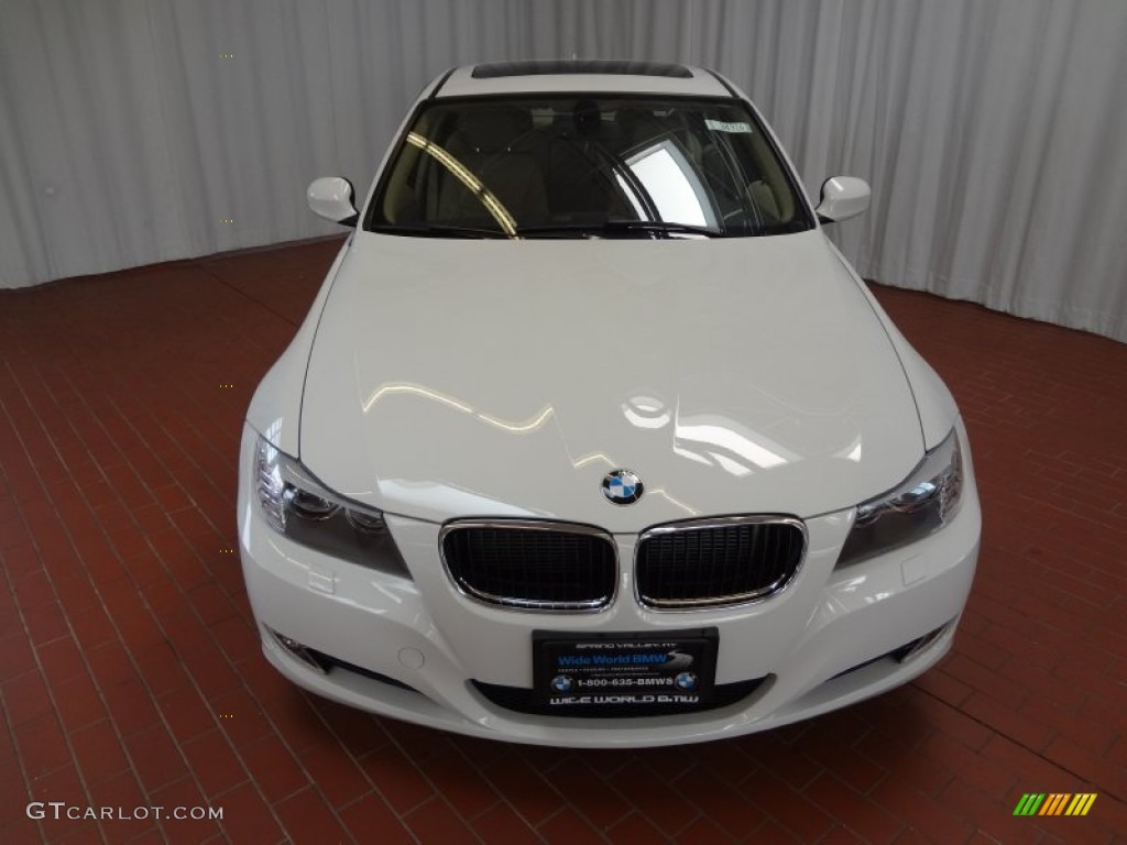 2011 3 Series 328i xDrive Sedan - Alpine White / Beige photo #2