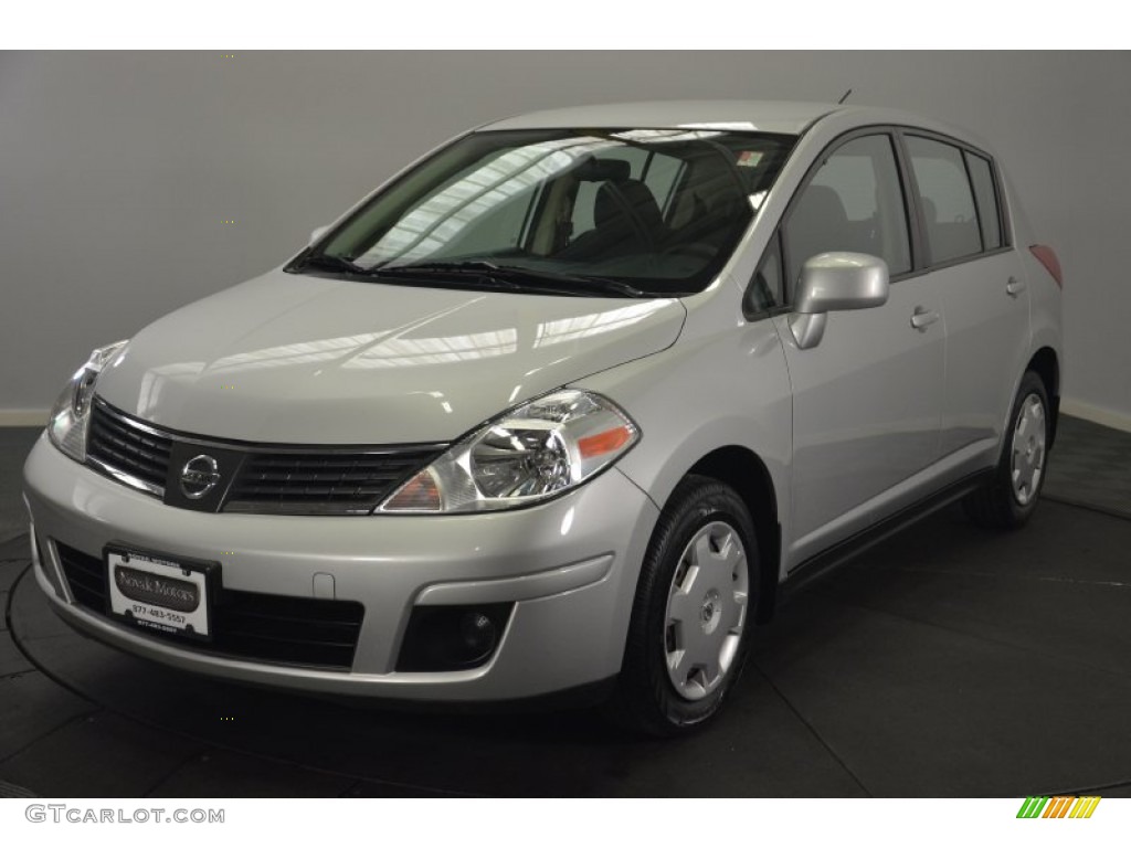 2009 Versa 1.8 SL Hatchback - Brillant Silver / Charcoal photo #1