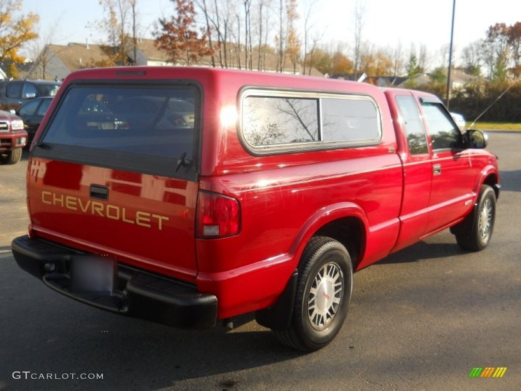2002 S10 LS Extended Cab 4x4 - Victory Red / Graphite photo #2
