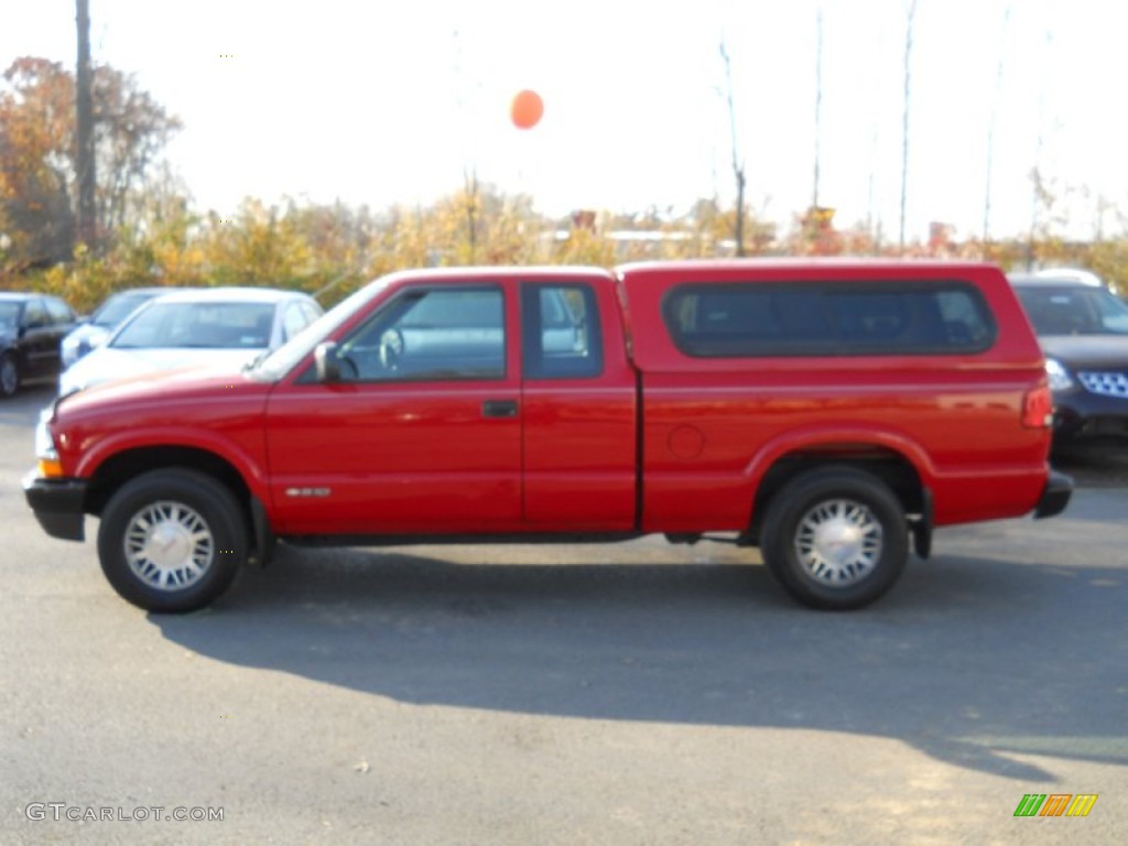 2002 S10 LS Extended Cab 4x4 - Victory Red / Graphite photo #9