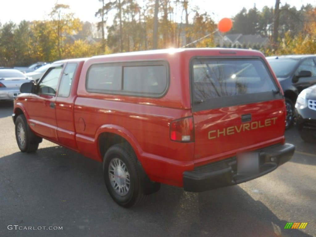 2002 S10 LS Extended Cab 4x4 - Victory Red / Graphite photo #10