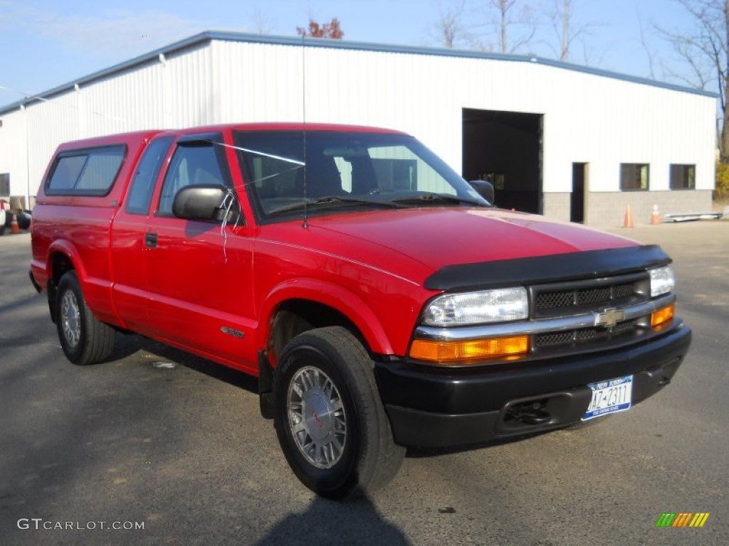 2002 S10 LS Extended Cab 4x4 - Victory Red / Graphite photo #12