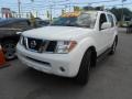 2005 Avalanche White Nissan Pathfinder LE  photo #3