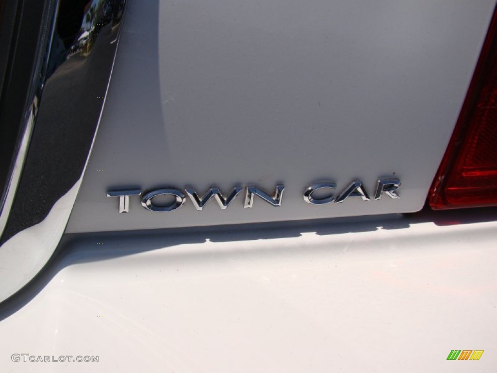 2011 Town Car Signature Limited - Vibrant White / Light Camel photo #28