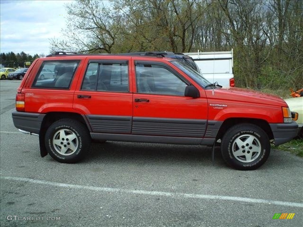 1995 Grand Cherokee Laredo 4x4 - Flame Red / Gray photo #3
