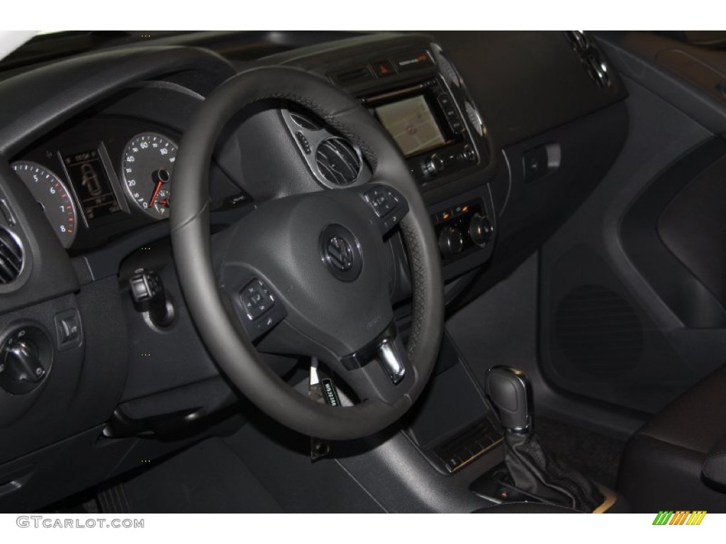 2012 Tiguan SE - Deep Black Metallic / Black photo #9