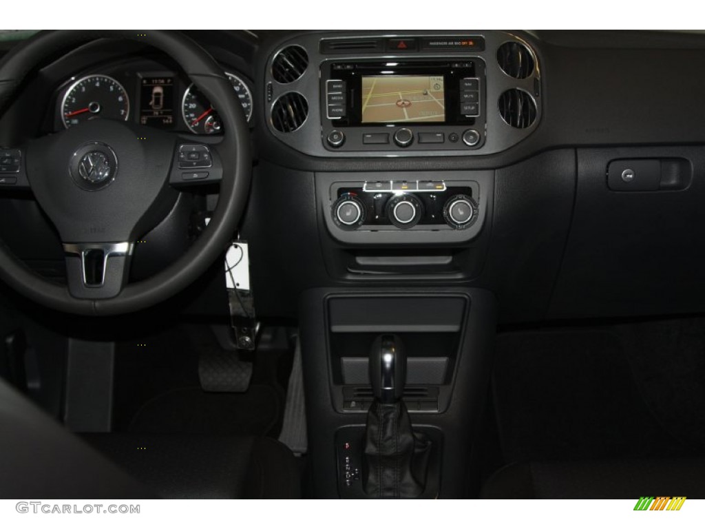 2012 Tiguan SE - Deep Black Metallic / Black photo #20