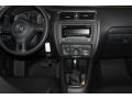 Black - Jetta SE Sedan Photo No. 17