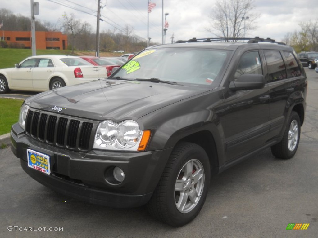 2005 Grand Cherokee Laredo 4x4 - Dark Khaki Pearl / Khaki photo #1