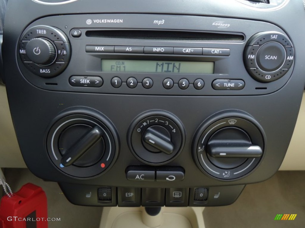 2010 Volkswagen New Beetle 2.5 Convertible Controls Photo #63727654