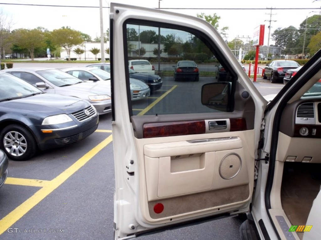 2004 Navigator Ultimate 4x4 - Oxford White / Light Parchment photo #14