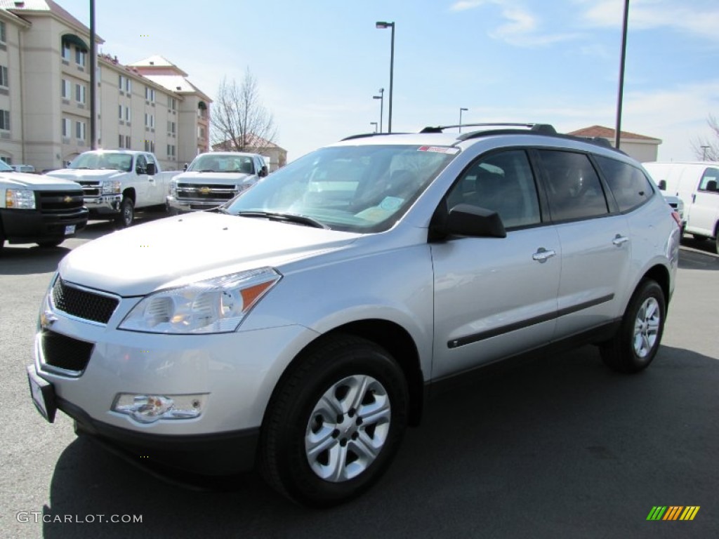 2010 Traverse LS AWD - Silver Ice Metallic / Dark Gray/Light Gray photo #3