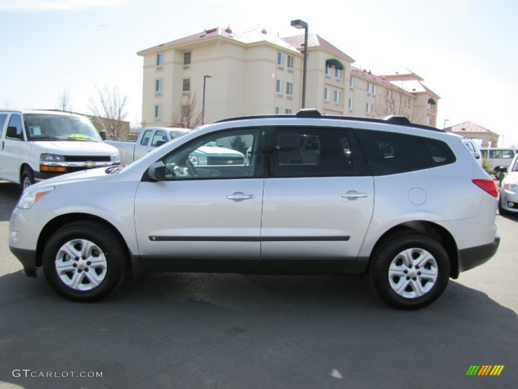 2010 Traverse LS AWD - Silver Ice Metallic / Dark Gray/Light Gray photo #4