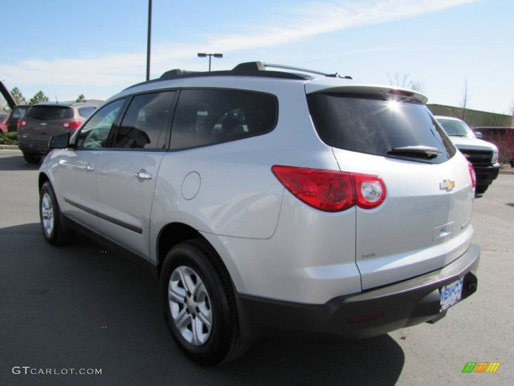 2010 Traverse LS AWD - Silver Ice Metallic / Dark Gray/Light Gray photo #5
