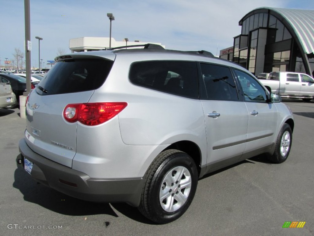 2010 Traverse LS AWD - Silver Ice Metallic / Dark Gray/Light Gray photo #7