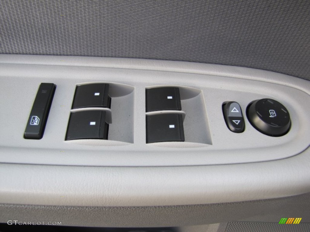 2010 Traverse LS AWD - Silver Ice Metallic / Dark Gray/Light Gray photo #13