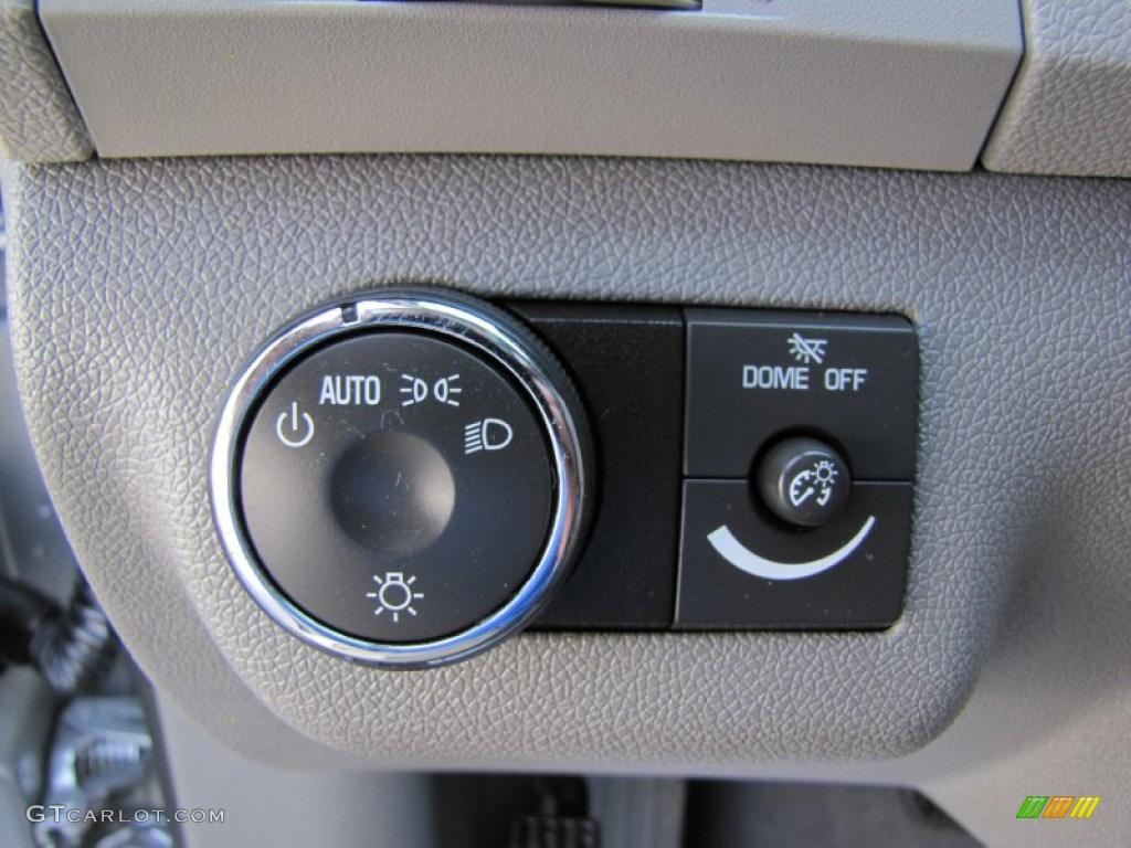 2010 Traverse LS AWD - Silver Ice Metallic / Dark Gray/Light Gray photo #14