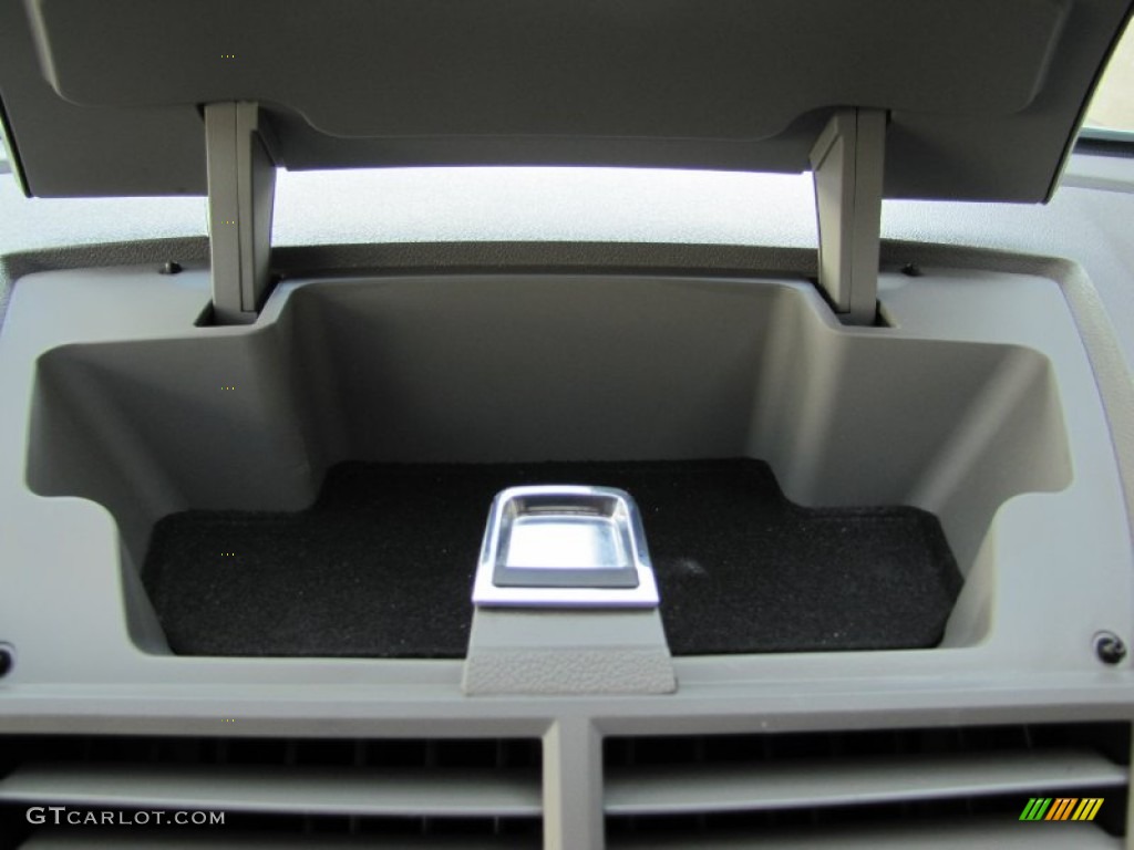 2010 Traverse LS AWD - Silver Ice Metallic / Dark Gray/Light Gray photo #17