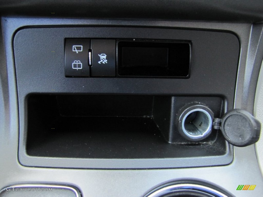 2010 Traverse LS AWD - Silver Ice Metallic / Dark Gray/Light Gray photo #20