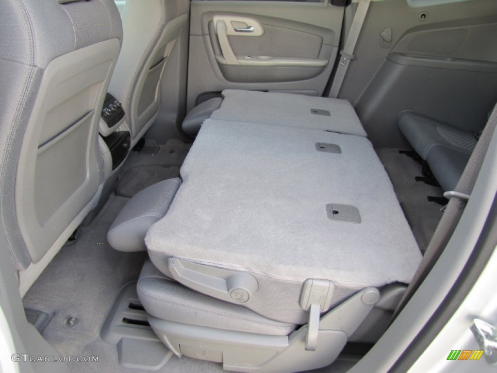2010 Traverse LS AWD - Silver Ice Metallic / Dark Gray/Light Gray photo #26
