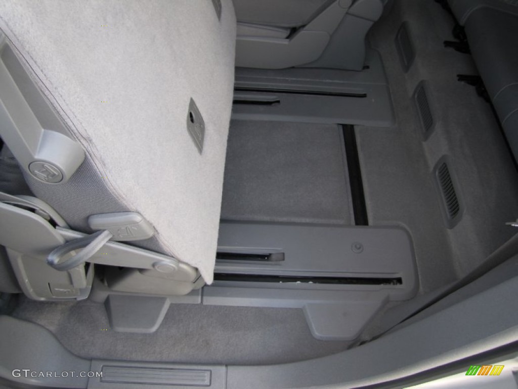 2010 Traverse LS AWD - Silver Ice Metallic / Dark Gray/Light Gray photo #27