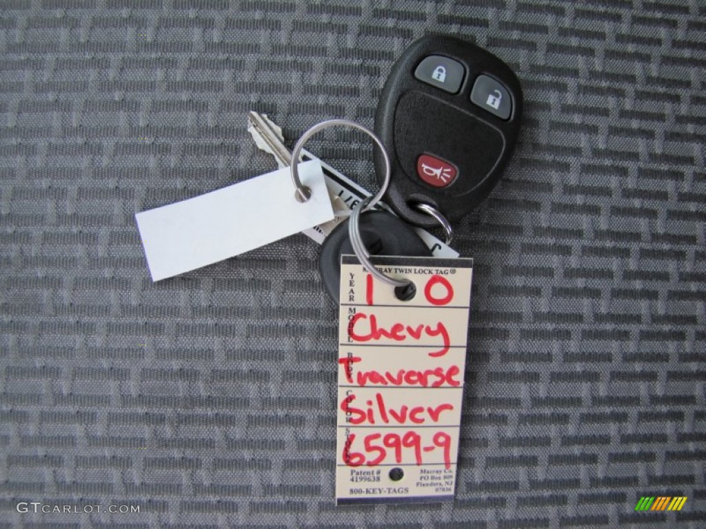 2010 Traverse LS AWD - Silver Ice Metallic / Dark Gray/Light Gray photo #33