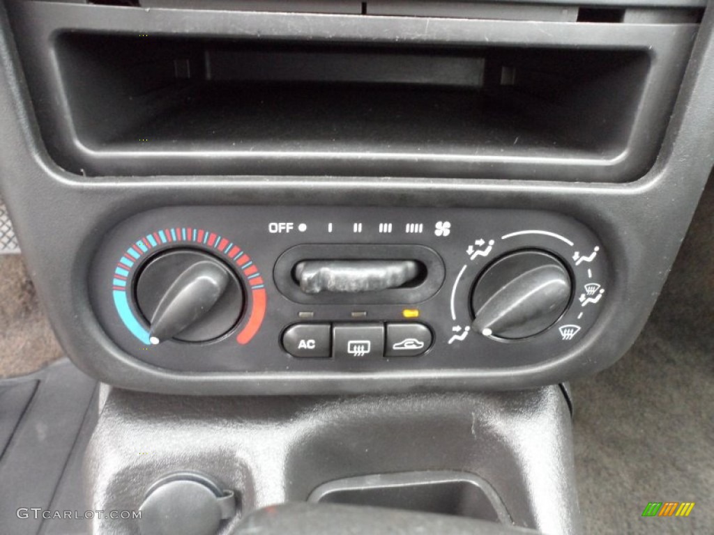 2002 Saturn S Series SC2 Coupe Controls Photo #63763677