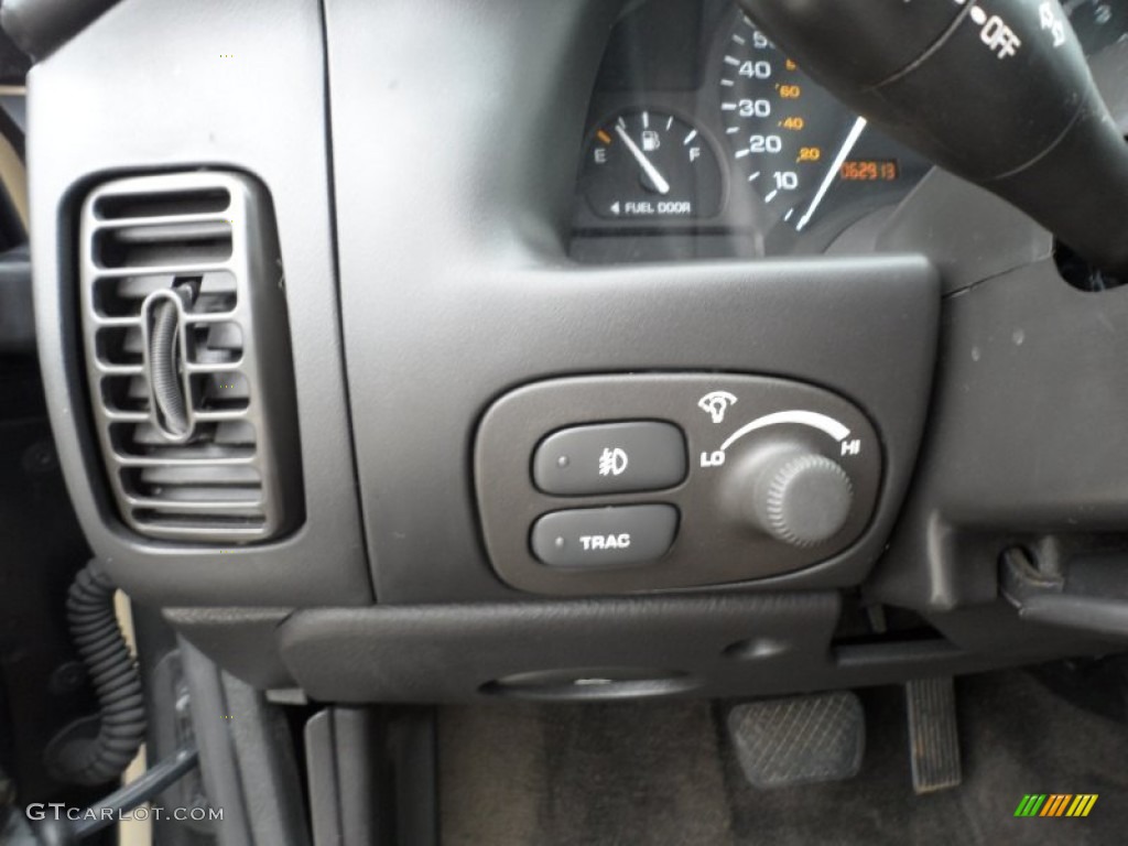 2002 Saturn S Series SC2 Coupe Controls Photos