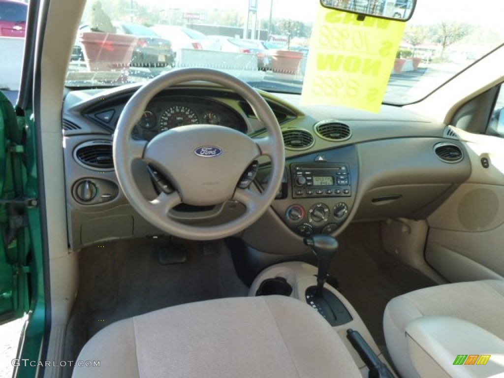 2002 Focus SE Wagon - Grabber Green Metallic / Medium Parchment photo #12