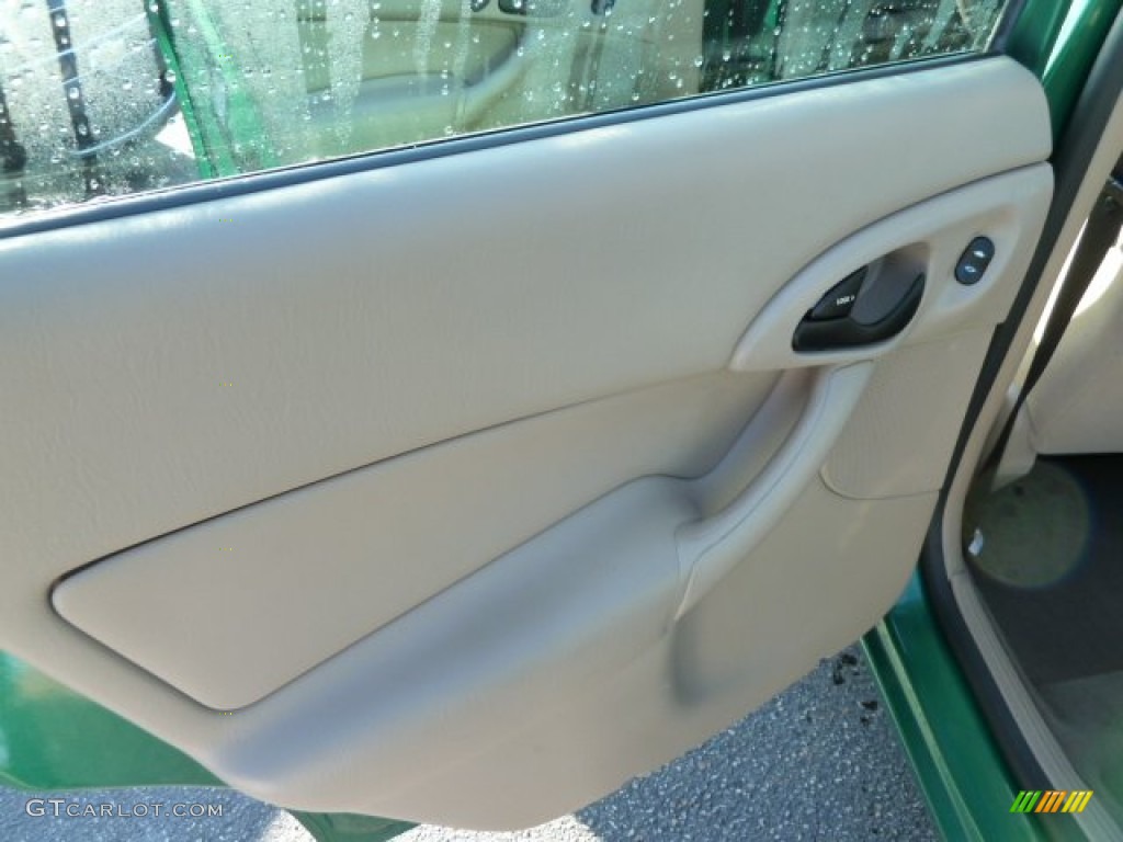 2002 Focus SE Wagon - Grabber Green Metallic / Medium Parchment photo #13