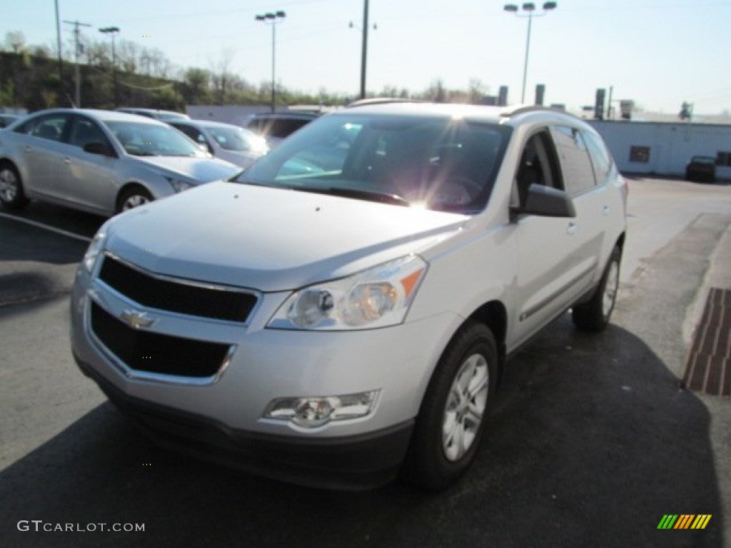 2010 Traverse LS AWD - Silver Ice Metallic / Dark Gray/Light Gray photo #5