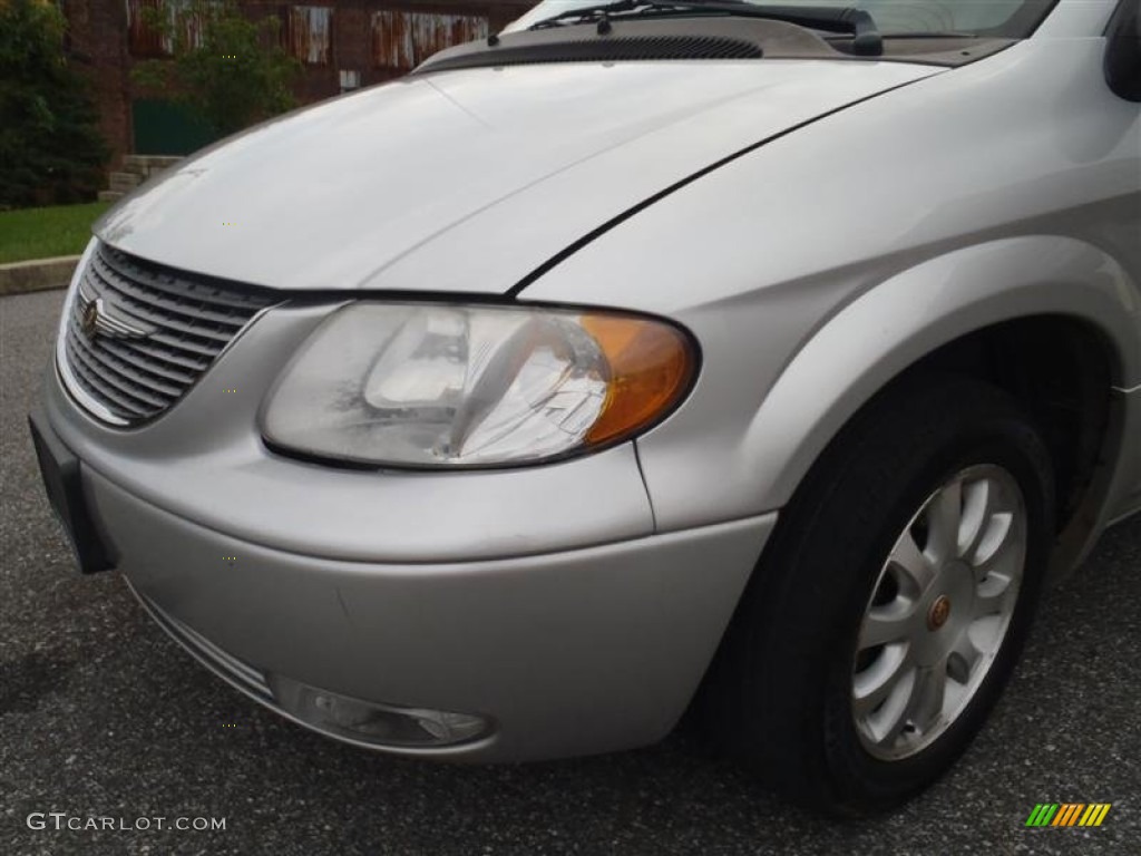 2002 Town & Country LXi AWD - Bright Silver Metallic / Navy Blue photo #17