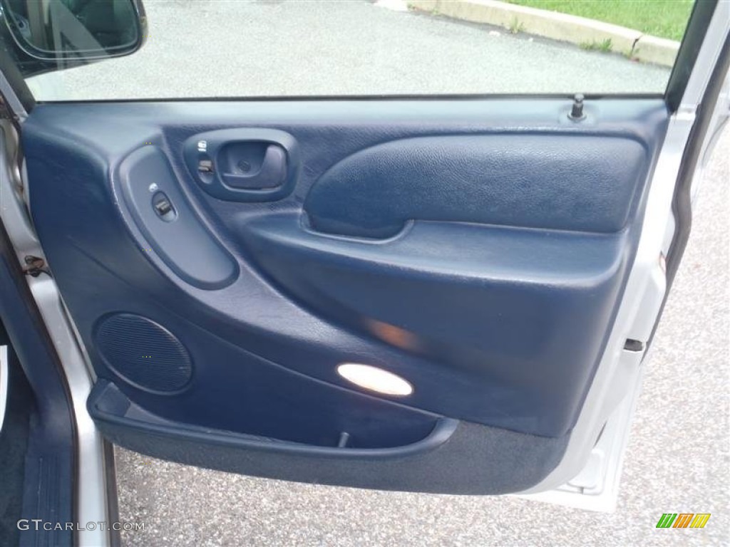 2002 Chrysler Town & Country LXi AWD Door Panel Photos