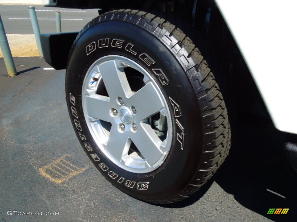 2010 Wrangler Sahara 4x4 - Stone White / Dark Slate Gray/Medium Slate Gray photo #24